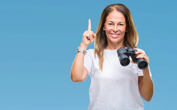 Donna Ispanica Mezza Età Che Guarda Attraverso Binocolo Sfondo Isolato — Foto Stock