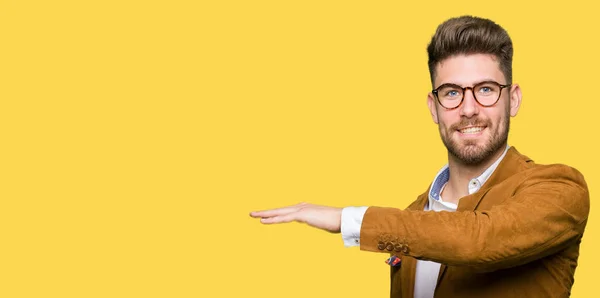Pemuda Tampan Pria Bisnis Mengenakan Kacamata Gestur Dengan Tangan Menunjukkan — Stok Foto
