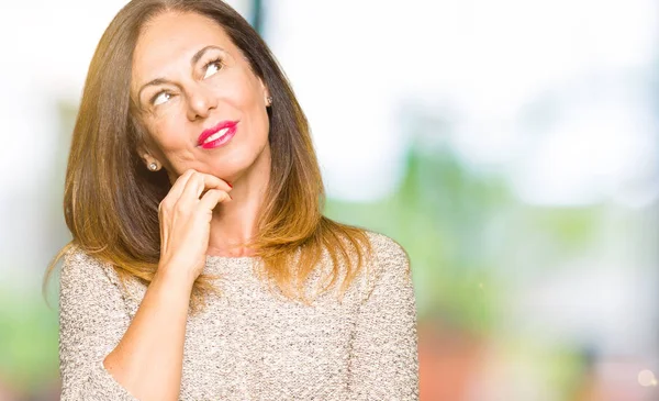 Hermosa Mujer Mediana Edad Con Suéter Moda Con Mano Barbilla — Foto de Stock