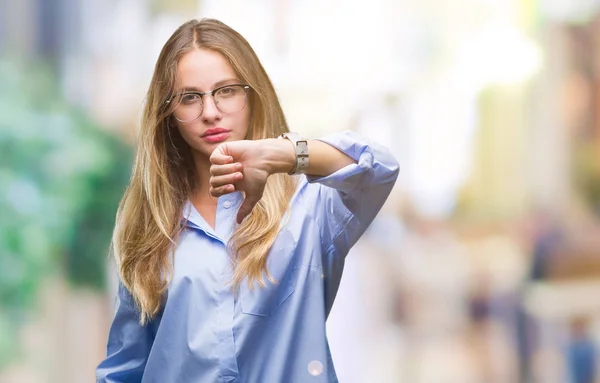 Ung Vacker Blond Affärskvinna Glasögon Över Isolerade Bakgrund Ser Missnöjda — Stockfoto