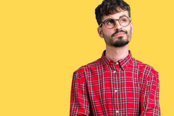 Mladý Pohledný Muž Nosí Brýle Izolované Pozadí Vypadající Strana Vytřeštěné — Stock fotografie