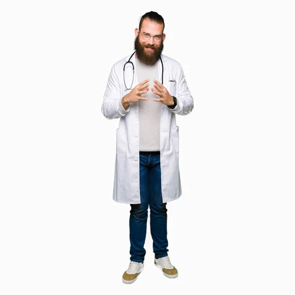 若いブロンド医師男ひげ医療コート手を一緒に着ていると指を渡ったリラックスして 陽気な笑顔します 成功と楽観的な — ストック写真