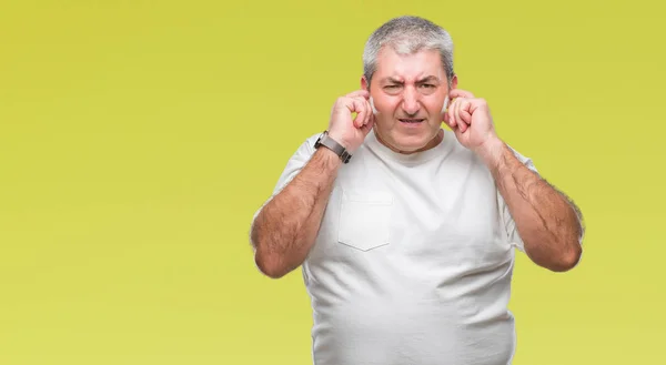 Hombre Mayor Guapo Sobre Fondo Aislado Cubriendo Las Orejas Con —  Fotos de Stock