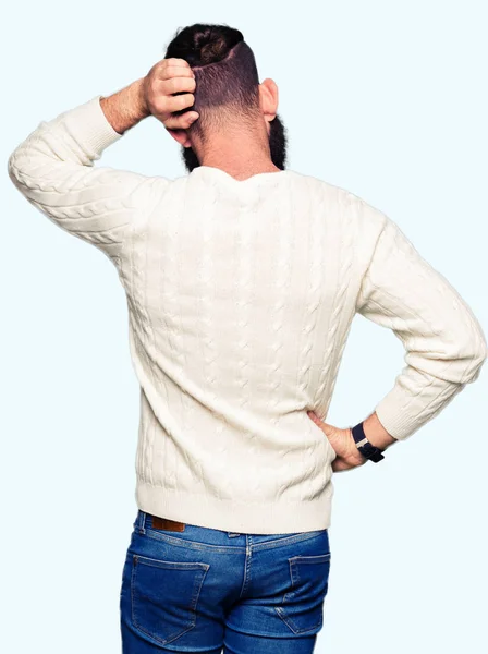 Junger Hipster Mann Winterpullover Denkt Mit Der Hand Auf Dem — Stockfoto