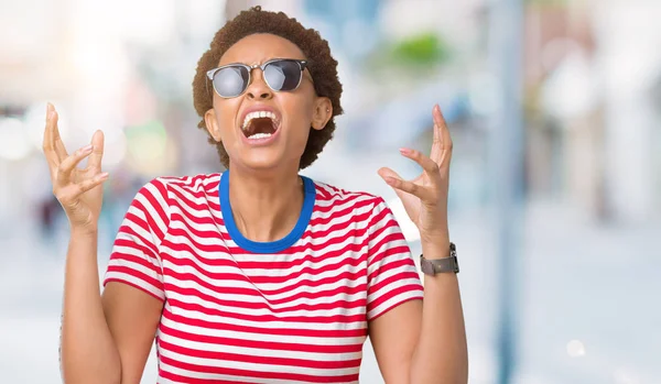 Linda Jovem Afro Americana Vestindo Óculos Sol Sobre Fundo Isolado — Fotografia de Stock