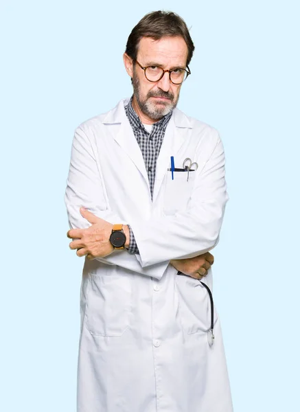 Μέση Ηλικία Άνδρες Γιατρός Φορώντας Ιατρική Παλτό Σκεπτικιστής Και Νευρικό — Φωτογραφία Αρχείου