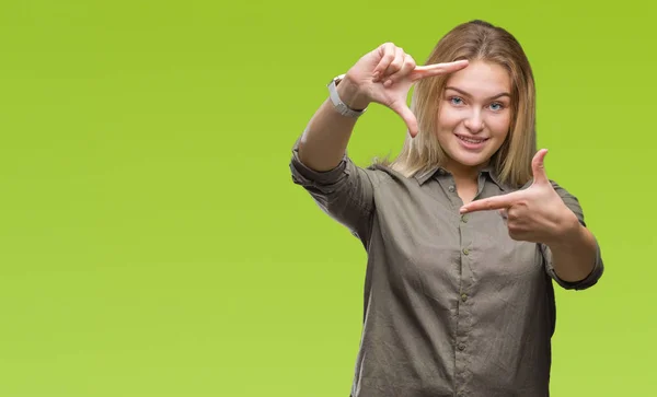 Jonge Kaukasische Zakenvrouw Geïsoleerde Achtergrond Glimlachend Maken Frame Met Handen — Stockfoto