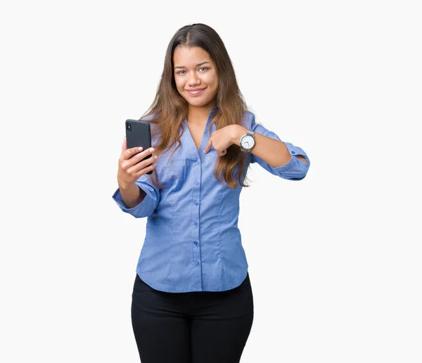 Jovem Mulher Negócios Bonita Morena Usando Smartphone Sobre Fundo Isolado — Fotografia de Stock