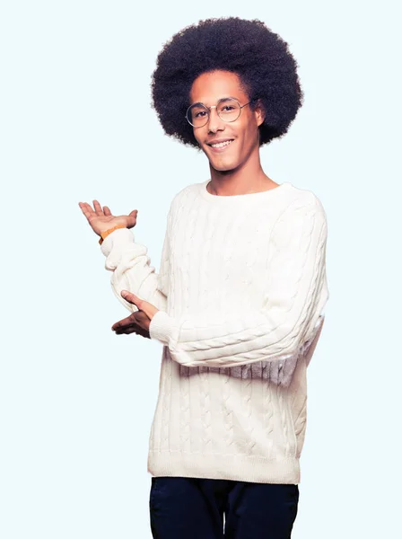 Joven Afroamericano Con Pelo Afro Usando Gafas Invitando Entrar Sonriente — Foto de Stock