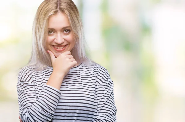 Mujer Rubia Joven Sobre Fondo Aislado Mirando Confiado Cámara Con — Foto de Stock