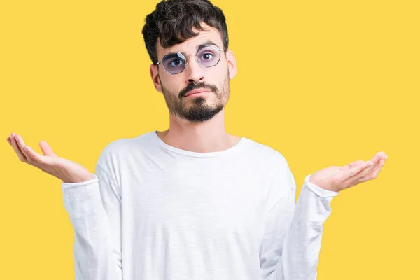 Joven Hombre Guapo Con Gafas Sol Sobre Fondo Aislado Expresión —  Fotos de Stock