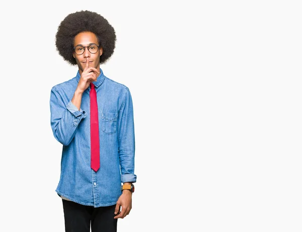 非洲青年商人与非洲头发戴眼镜和红色领带要求安静的手指在嘴唇上 沉默和秘密概念 — 图库照片
