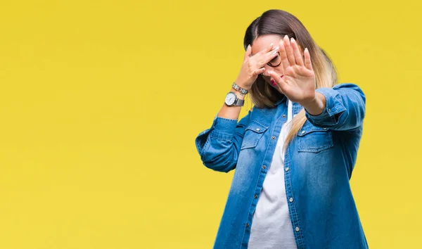 Jovem Mulher Bonita Sobre Uso Óculos Sobre Fundo Amarelo Cobrindo — Fotografia de Stock