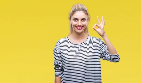 손가락으로 사인을 긍정적인 미소에 줄무늬 스웨터를 성공적인 — 스톡 사진