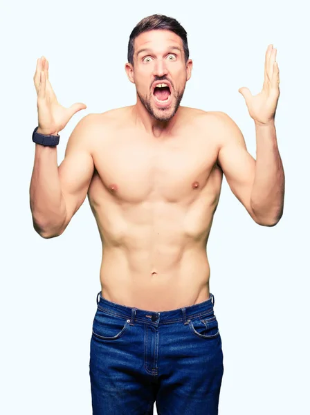 Wywoływane Przystojny Mężczyzna Shirtless Pokazuje Nagie Piersi Obchodzi Szalony Zdziwiony — Zdjęcie stockowe