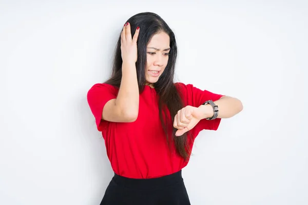 Vacker Brunett Kvinna Klädd Röd Shirt Över Isolerade Bakgrunden Tittar — Stockfoto