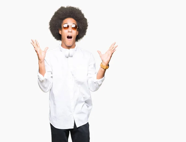 Jovem Afro Americano Com Cabelo Afro Usando Óculos Sol Fones — Fotografia de Stock