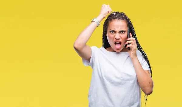 年轻的编织头发非洲裔美国女孩显示打电话使用智能手机在孤立的背景恼火和沮丧的喊声与愤怒 疯狂和大喊大叫 举起的手 愤怒的概念 — 图库照片