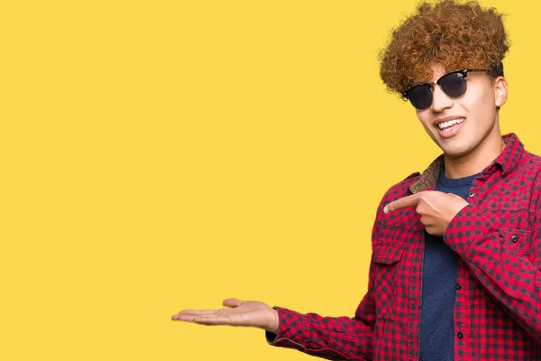 Junger Gutaussehender Mann Mit Afro Haaren Mit Sonnenbrille Staunend Und — Stockfoto