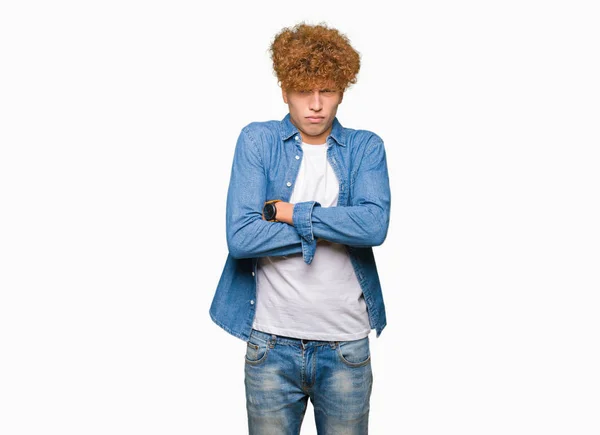 Stilig Ung Man Med Afro Hår Bära Denim Jacka Skeptiker — Stockfoto