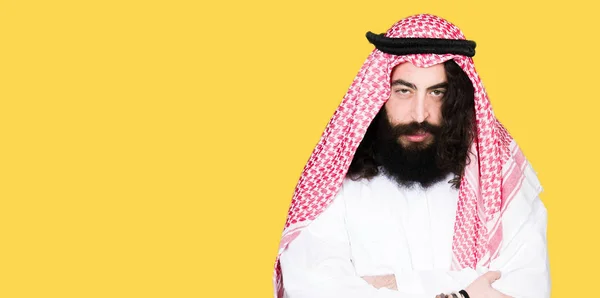 Arabian Biznes Człowiek Długich Włosów Noszenia Tradycyjnych Kefija Szalik Sceptykiem — Zdjęcie stockowe
