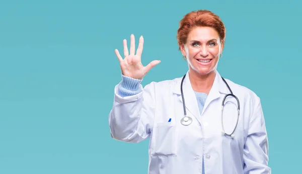 Senior Caucásico Médico Mujer Vistiendo Uniforme Médico Sobre Aislado Fondo — Foto de Stock