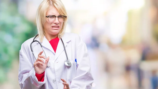 Jonge Mooie Blonde Dokter Vrouw Medische Uniform Dragen Geïsoleerde Achtergrond — Stockfoto