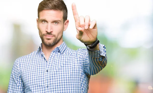 Hombre Negocios Guapo Con Ojos Azules Señalando Con Dedo Hacia — Foto de Stock