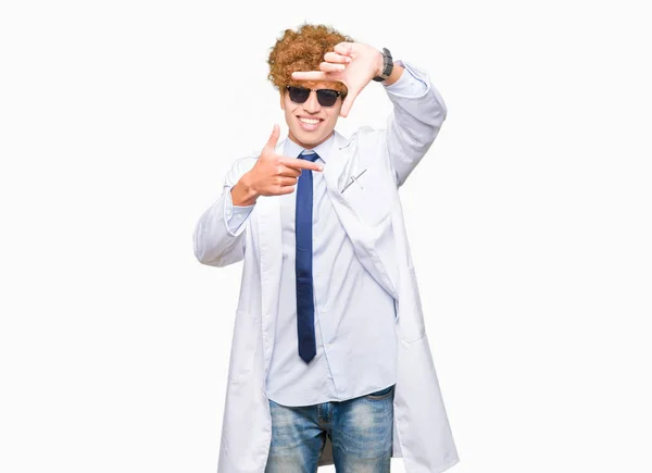 Junger Gut Aussehender Wissenschaftler Mit Professionellem Mantel Und Sonnenbrille Lächelnd — Stockfoto