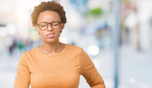 Joven Mujer Afroamericana Hermosa Con Gafas Sobre Fondo Aislado Con —  Fotos de Stock