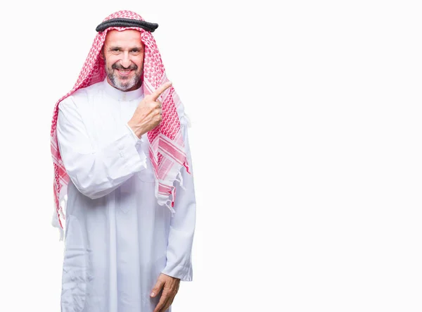 Magas Rangú Arab Ember Keffiyeh Felett Vidám Mosollyal Arcát Mutatva — Stock Fotó