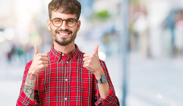 Jonge Knappe Man Dragen Van Bril Geïsoleerde Achtergrond Succes Teken — Stockfoto