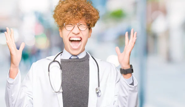 Junger Gutaussehender Arzt Medizinischem Mantel Der Verrückt Und Erfolgsverrückt Mit — Stockfoto