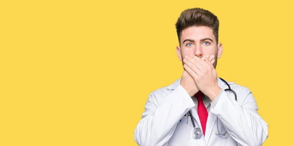 Genç Yakışıklı Doktor Adam Tıbbi Bir Hata Için Ellerle Ağız — Stok fotoğraf