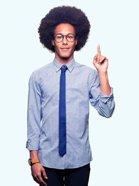 Fiatal Afro Amerikai Üzletember Afro Haj Szemüveg Bemutatás Mutat Ujj — Stock Fotó