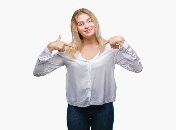 Giovane Donna Caucasica Sfondo Isolato Guardando Fiducioso Con Sorriso Sul — Foto Stock