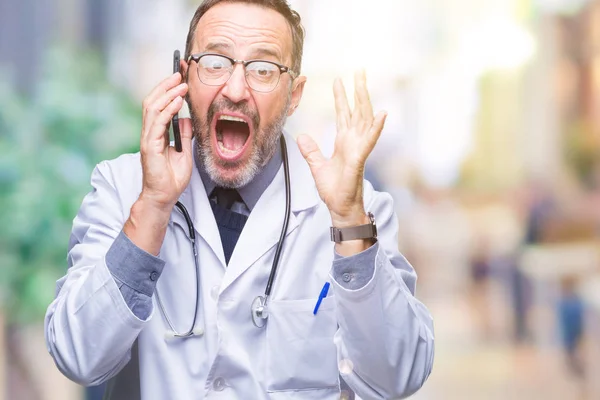 Mezza Età Anziano Hoary Medico Uomo Parlando Smartphone Sfondo Isolato — Foto Stock