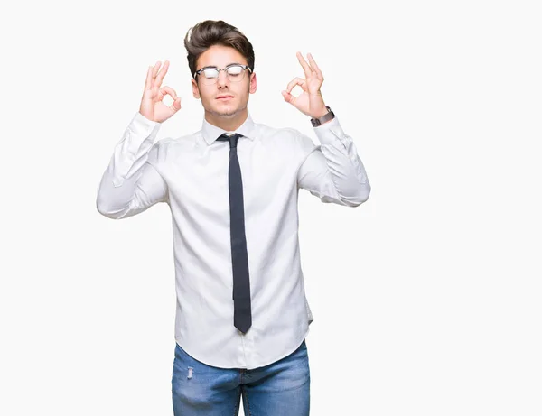 Jovem Homem Negócios Vestindo Óculos Sobre Fundo Isolado Relaxar Sorrir — Fotografia de Stock