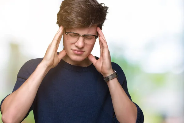 若いハンサムな男で眼鏡をかけて頭の頭の中の痛みのために手でバック グラウンドを分離は のでストレス 片頭痛に苦しんでいます — ストック写真