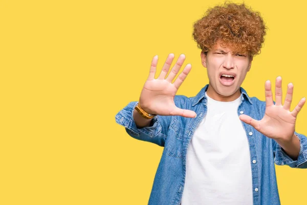 Stilig Ung Med Afro Hår Bär Jeansjacka Rädd Och Skräckslagen — Stockfoto