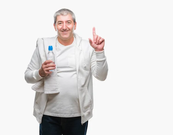Stilig Senior Man Utbildning Anläggning Handduk Och Vatten Flaska Över — Stockfoto