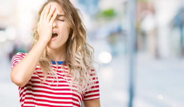 Belle Jeune Femme Blonde Sur Fond Flou Bâillement Fatigué Couvrant — Photo