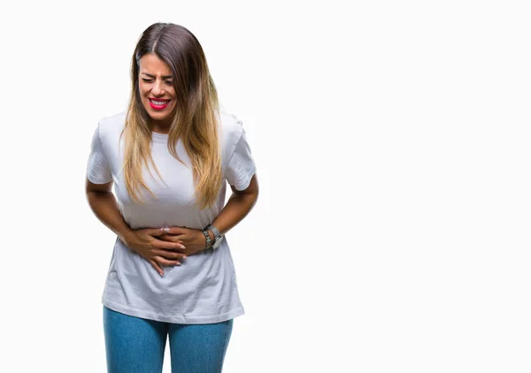 年轻美丽的女人休闲白色 T恤在孤立的背景与手在胃因为消化不良 痛苦的疾病感觉不适 疼痛概念 — 图库照片