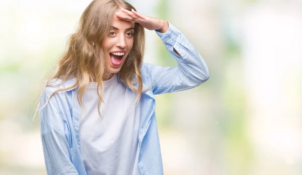 Bella Giovane Donna Bionda Sfondo Isolato Molto Felice Sorridente Guardando — Foto Stock