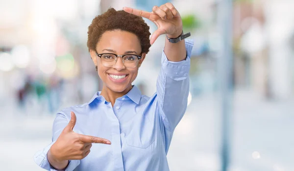 Ung Smuk Afrikansk Amerikansk Forretningskvinde Isoleret Baggrund Smilende Ramme Med - Stock-foto