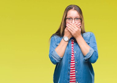 Genç güzel beyaz kadın üzerinde gözlük takan arka plan ağız hata için elleriyle kapsayan şok izole. Gizli kavramı.