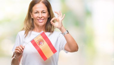 İspanya bayrağı parmak, mükemmel sembolü ile ok işareti yapıyor izole arka plan üzerinde tutan orta yaş İspanyol kadın