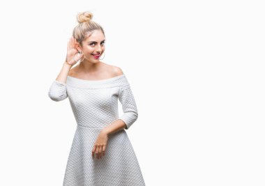 Genç güzel sarışın ve mavi gözlü kadın bir işitme söylenti ya da dedikodu için dinleme kulak üzerinde el ile gülümseyen izole arka plan yüzünden. Sağırlık kavramı.