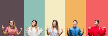 Genç güzel kadın deli ifade rock simge elle yapıyor ile bağırarak renkli vintage arka plan yüzünden kolaj. Müzik yıldızı. Ağır kavramı.