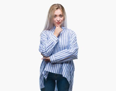 Genç Sarışın kadın yüzünden izole arka plan emin çapraz kollar ve çeneme kaldırdı el ile gülümseme ile kameraya bakıyor. Pozitif düşünce.